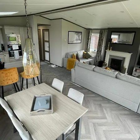 Chalet Macaw